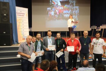 Premii pentru cei mai buni competitori ai întrecerilor sportive din cadrul „Spartachiadei profesorilor”