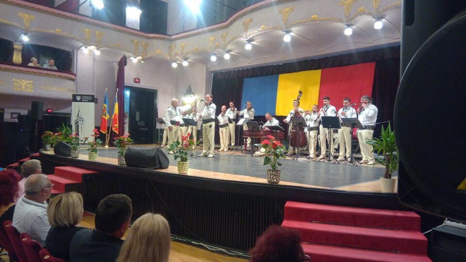 Artiștii Ansamblului „Ciprian Porumbescu”, aplaudați la scenă deschisă la Tg. Mureș