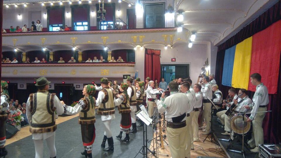 Artiștii Ansamblului „Ciprian Porumbescu”, aplaudați la scenă deschisă la Tg. Mureș