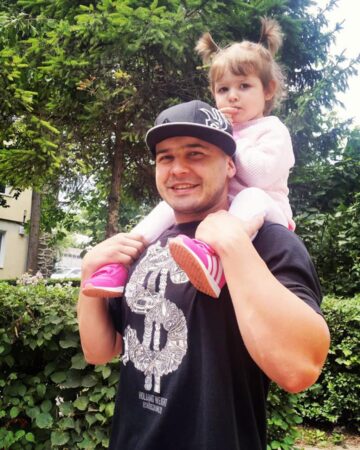 Eva cu tatăl ei biologic, care nu e trecut în acte
