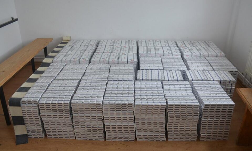 Aproape 14.000 de pachete de țigări reținute, cu focuri de armă, în vederea confiscării