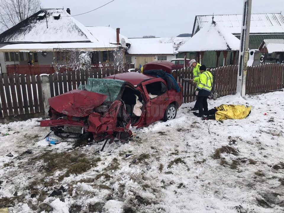 Autoturismul Logan în care se aflau bărbatul și fiul său de 9 ani care au murit