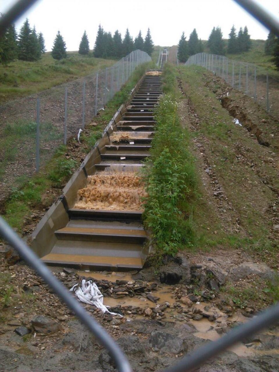 Groapa de gunoi de pe Mestecăniș, un adevărat măr otrăvit pentru autoritățile sucevene