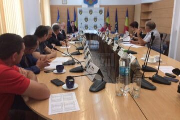 Reprezentanții SNTFC CFR Călători Iași și o parte din primarii localităților străbătute de calea ferată Dornești-Putna s-au întâlnit, ieri dimineață, la Rădăuți
