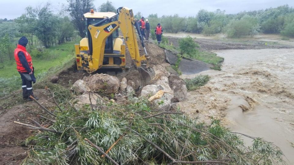 Măsuri de urgență pentru oprirea apelor