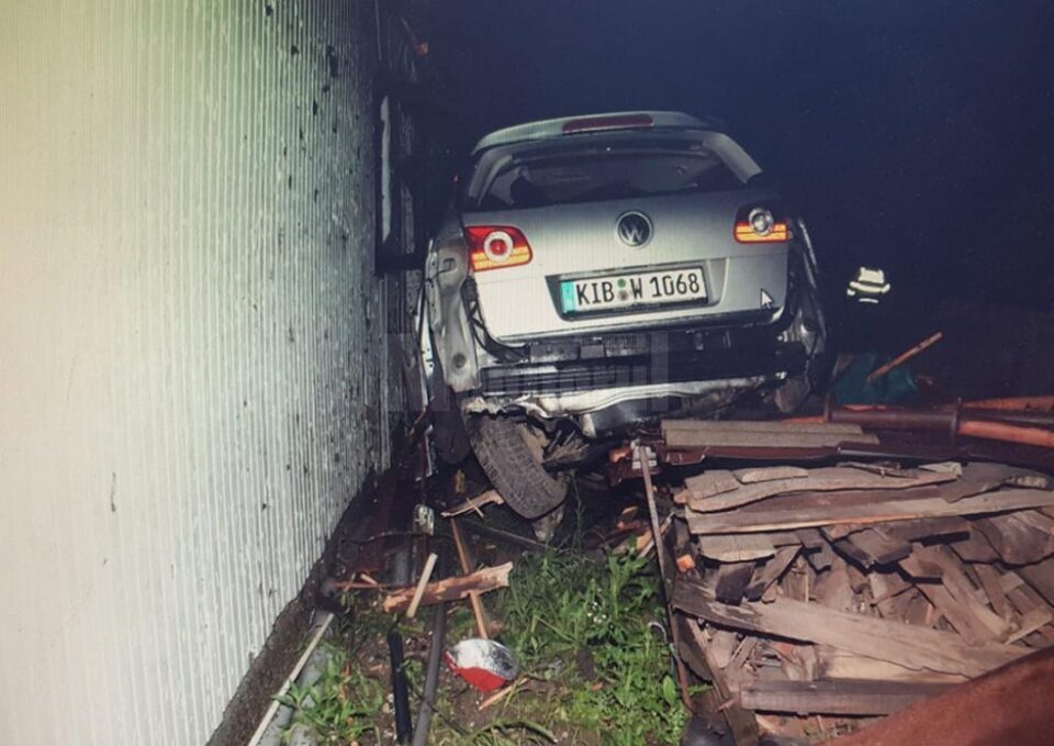 Mașina a căzut lângă casă