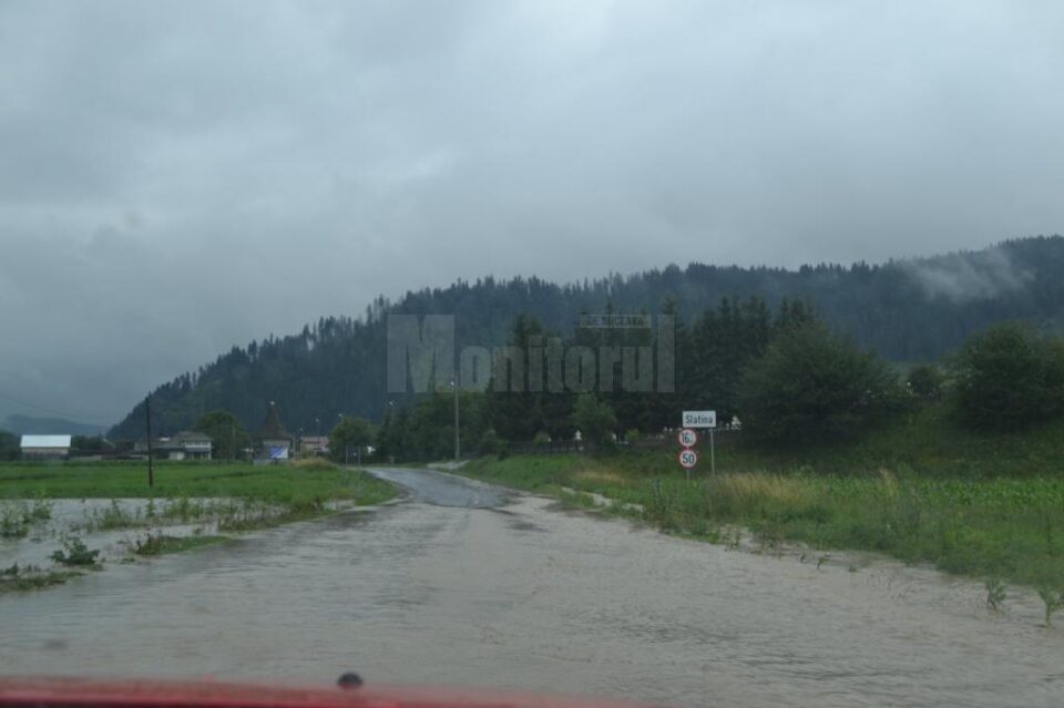 Apă revărsată pe carosabil