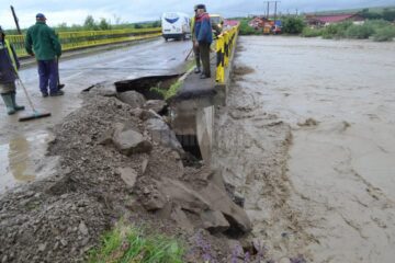Puhoaiele au distrus o bucată de drum, la Slatina