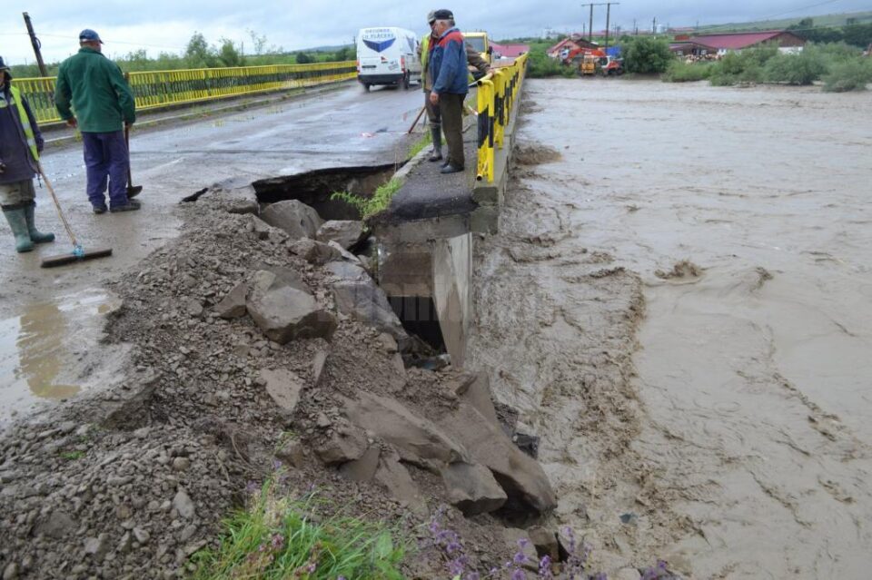 Puhoaiele au distrus o bucată de drum, la Slatina