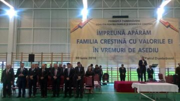 Câteva sute de oameni, reprezentanți ai bisericilor creștine și parlamentari au militat pentru apărarea familiei creștine, la Dumbrăveni