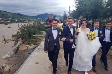 Alaiul vesel care înfruntă cu zâmbetul pe buze dezastrul lăsat în urmă de apele dezlănțuite