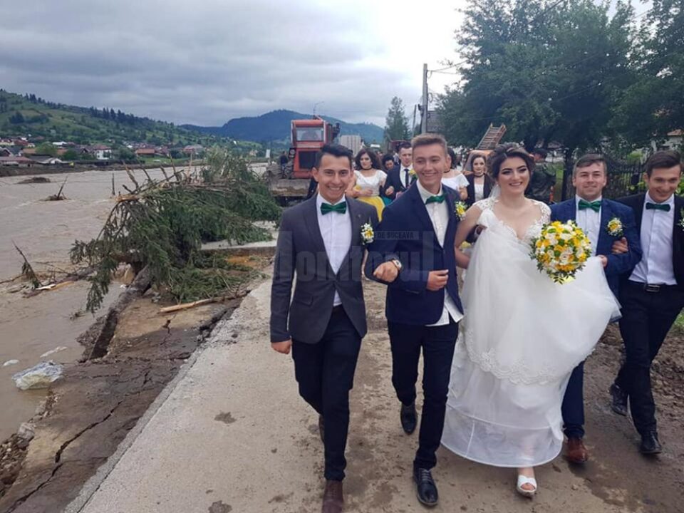 Alaiul vesel care înfruntă cu zâmbetul pe buze dezastrul lăsat în urmă de apele dezlănțuite Alaiul vesel care înfruntă cu zâmbetul pe buze dezastrul lăsat în urmă de apele dezlănțuite