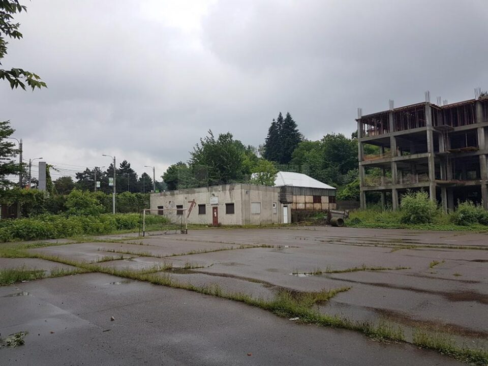 Terenul situat la intersecția străzilor Unirii și Traian Vuia, mai jos de Colegiul Tehnic „Petru Mușat” pe care moștenitorii trebuie să-l primească Terenul situat la intersecția străzilor Unirii și Traian Vuia, mai jos de Colegiul Tehnic „Petru Mușat” pe care moștenitorii trebuie să-l primească