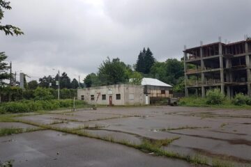 Terenul situat la intersecția străzilor Unirii și Traian Vuia, mai jos de Colegiul Tehnic „Petru Mușat” pe care moștenitorii trebuie să-l primească