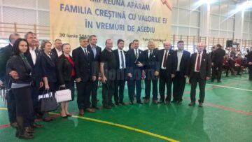 Câteva sute de oameni, reprezentanți ai bisericilor creștine și parlamentari au militat pentru apărarea familiei creștine, la Dumbrăveni