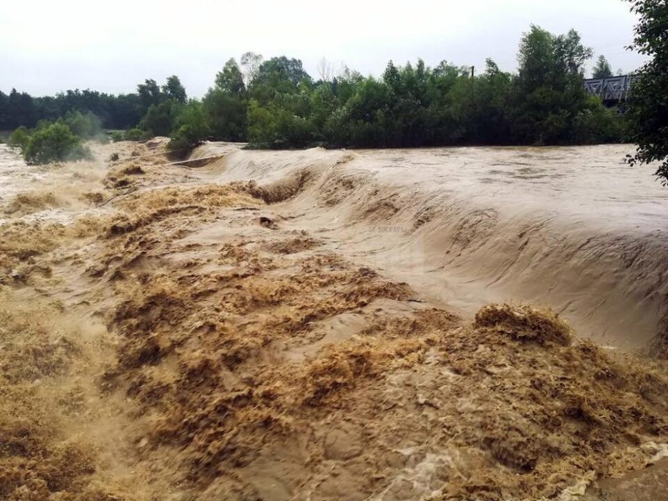 Apele învolburate ale Moldovei au străpuns digul de protecție a stației de captare Berchișești Apele învolburate ale Moldovei au străpuns digul de protecție a stației de captare Berchișești