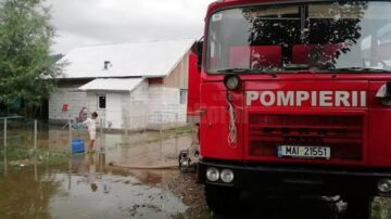 Zeci de curți și case inundate, drumuri rupte și poduri avariate