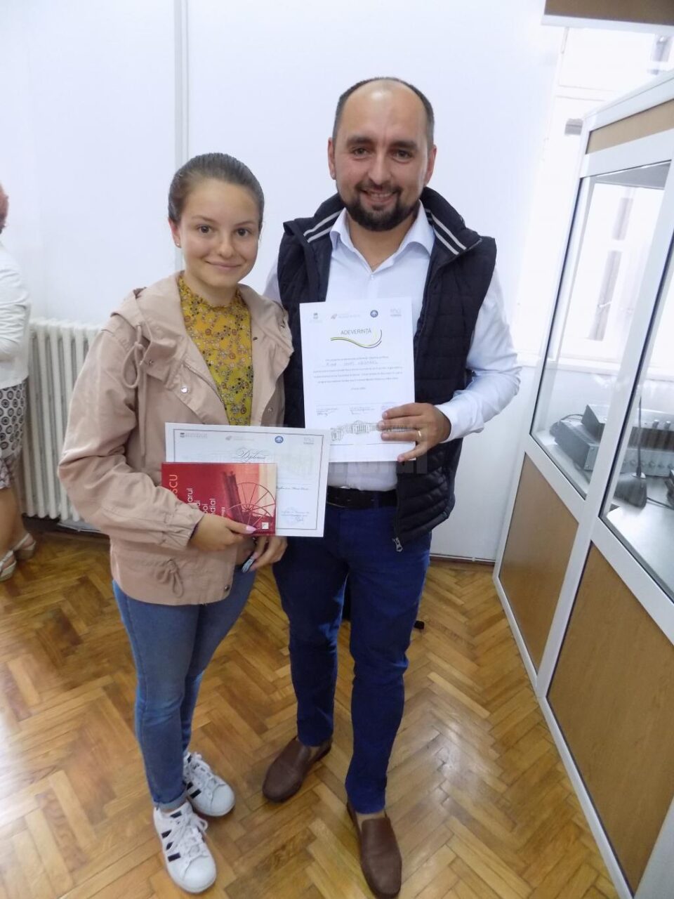 Eleva Bianca Coroamă-Nistor, de la Liceul Tehnologic „Ion Nistor” Vicovu de Sus, alaturi de prof. Ionel Cristinel Puha