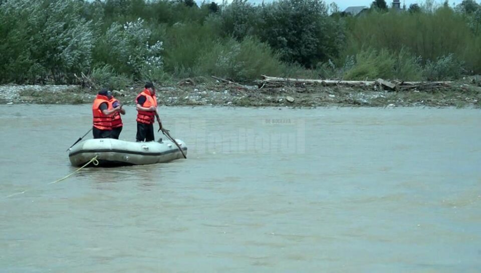 Pompierii au o misiune foarte grea, în căutarea bărbatului dispărut