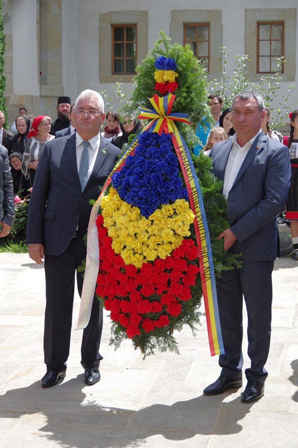 Coroană de flori din partea orașelor-cetăți înfrățite, depusă la mormântul lui Ștefan cel Mare