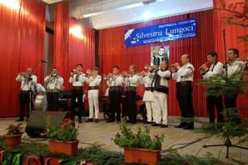 Concurenți la Festivalul-concurs de interpretare a folclorului muzical „Silvestru Lungoci”
