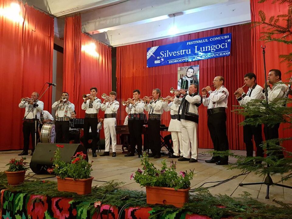 Concurenți la Festivalul-concurs de interpretare a folclorului muzical „Silvestru Lungoci” Concurenți la Festivalul-concurs de interpretare a folclorului muzical „Silvestru Lungoci”