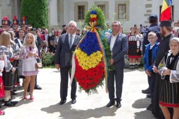 Coroană de flori din partea orașelor-cetăți înfrățite Suceava și Soroca, depusă la mormântul lui Ștefan cel Mare și Sfânt
