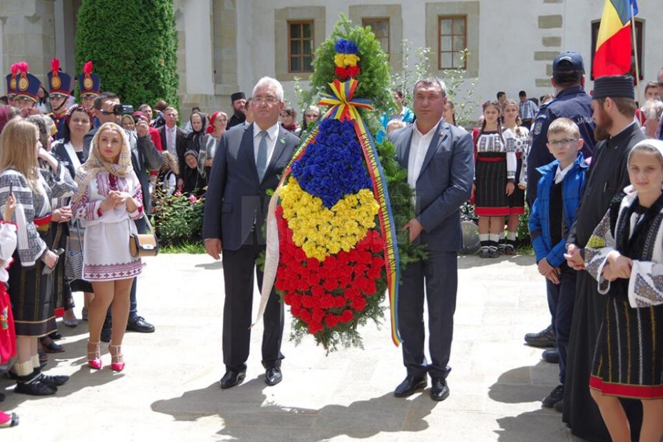 Coroană de flori din partea orașelor-cetăți înfrățite Suceava și Soroca, depusă la mormântul lui Ștefan cel Mare și Sfânt