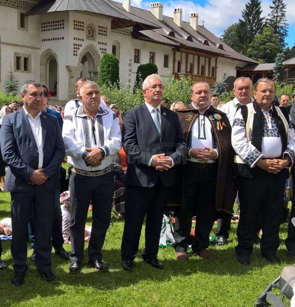 Coroană de flori din partea orașelor-cetăți înfrățite, depusă la mormântul lui Ștefan cel Mare