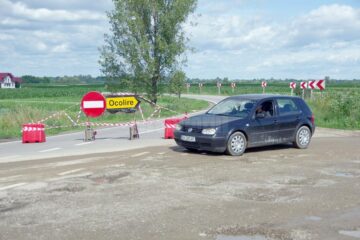 Drumul Țibeni - Satu Mare arată ca după bombardament