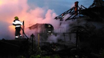 Un incendiu izbucnit dintr-un atelier de tâmplărie a distrus întreaga gospodărie a unei familii