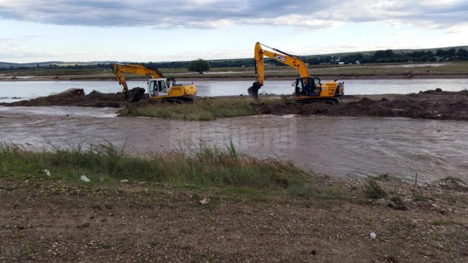 Delgaz a săpat două canale pentru scurgerea mai rapidă a apei