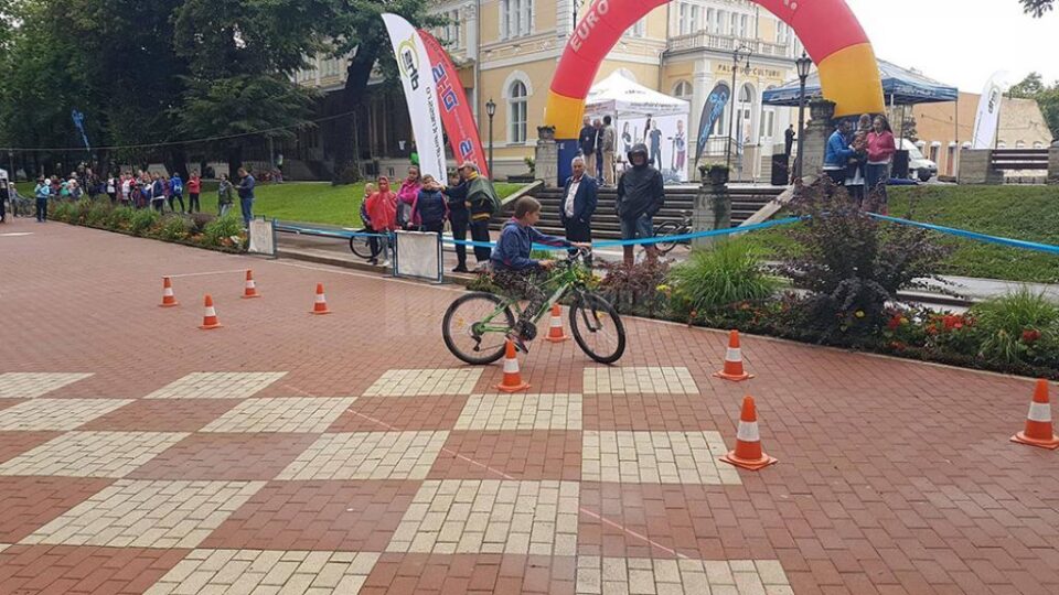 Elevi din comuna Slatina, pe podiumul unui concurs național de îndemânare pe bicicletă și educație rutieră