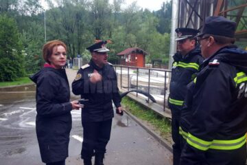 Prefectul Mirela Adomnicăi la inundații