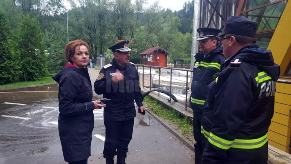 Prefectul Mirela Adomnicăi la inundații