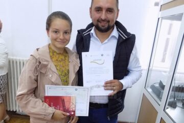 Eleva Bianca Coroamă-Nistor, de la Liceul Tehnologic „Ion Nistor” Vicovu de Sus, alături de prof. Ionel Cristinel Puha