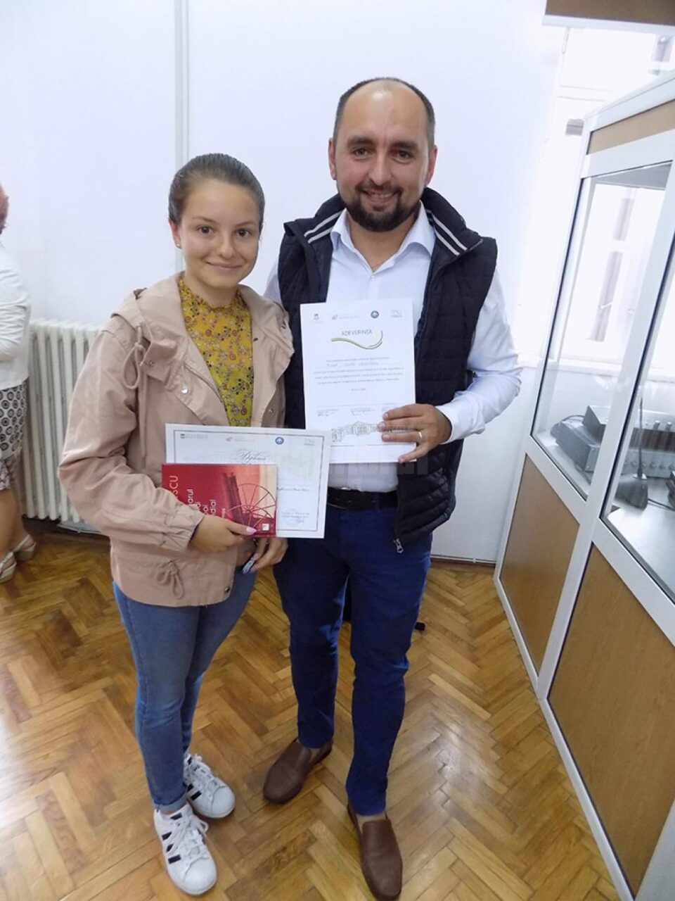 Eleva Bianca Coroamă-Nistor, de la Liceul Tehnologic „Ion Nistor” Vicovu de Sus, alături de prof. Ionel Cristinel Puha