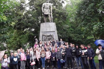 Elevi olimpici din comuna Cacica, în excursie la Alba Iulia