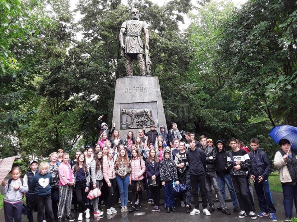 Elevi olimpici din comuna Cacica, în excursie la Alba Iulia