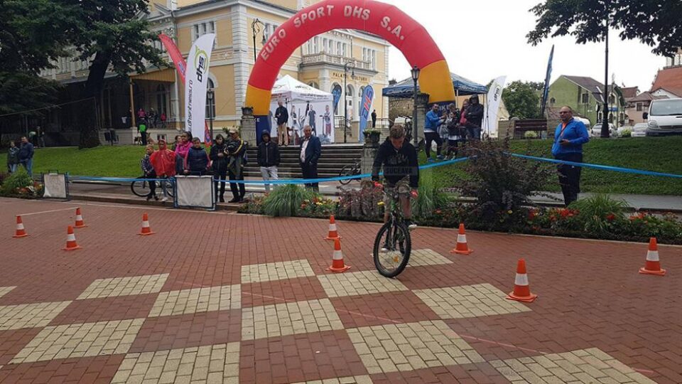 Elevi din comuna Slatina, pe podiumul unui concurs național de îndemânare pe bicicletă și educație rutieră
