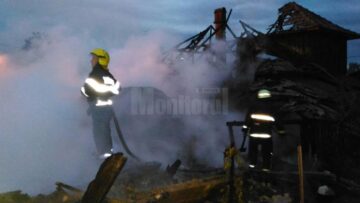 Un incendiu izbucnit dintr-un atelier de tâmplărie a distrus întreaga gospodărie a unei familii