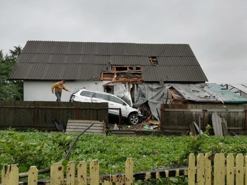 Mașina în care se aflau cei doi tineri, în locul în care s-a oprit