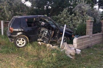 Autoturismul condus cu viteză excesivă a fost scăpat de sub control