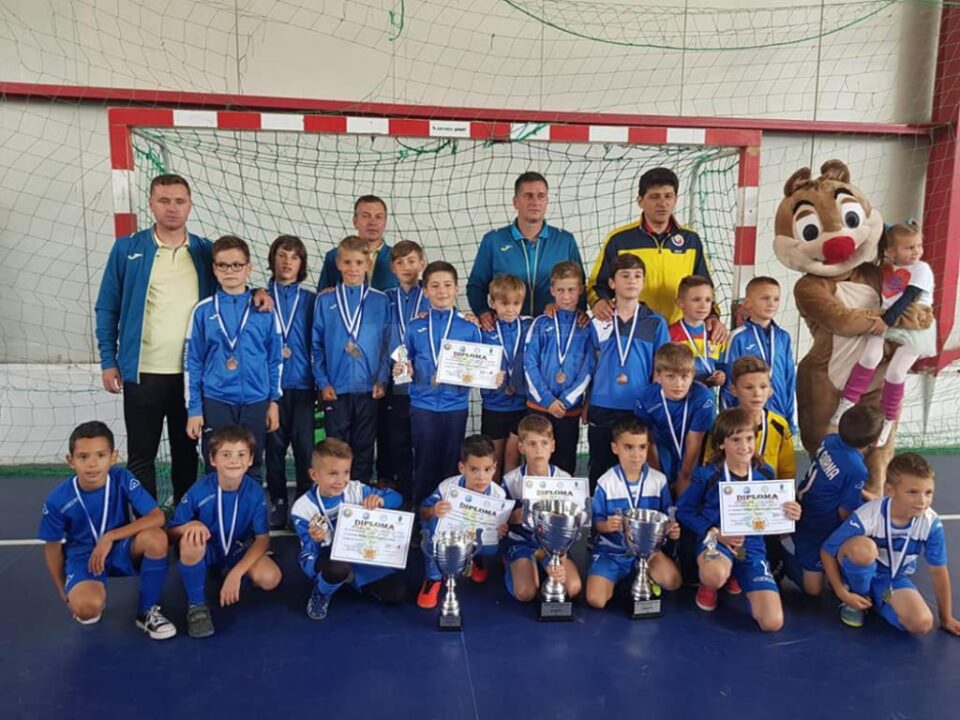Miodrag Belodedici s-a pozat pe rând cu toți micii fotbaliști prezenți la competiția dorneană