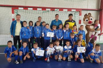 Miodrag Belodedici s-a pozat pe rând cu toți micii fotbaliști prezenți la competiția dorneană