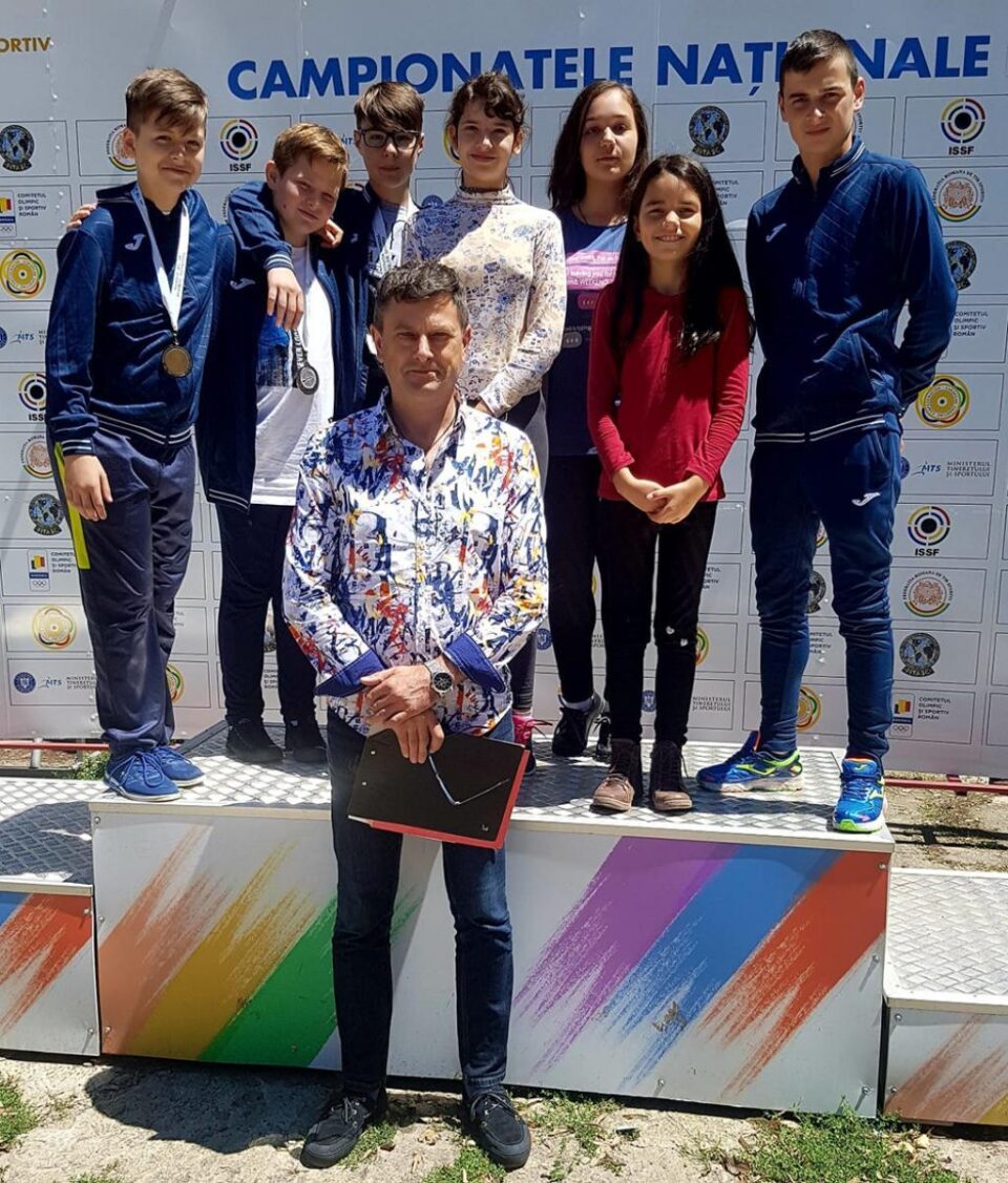 Antrenorul Ștefan Buiucliu alături de sportivii săi