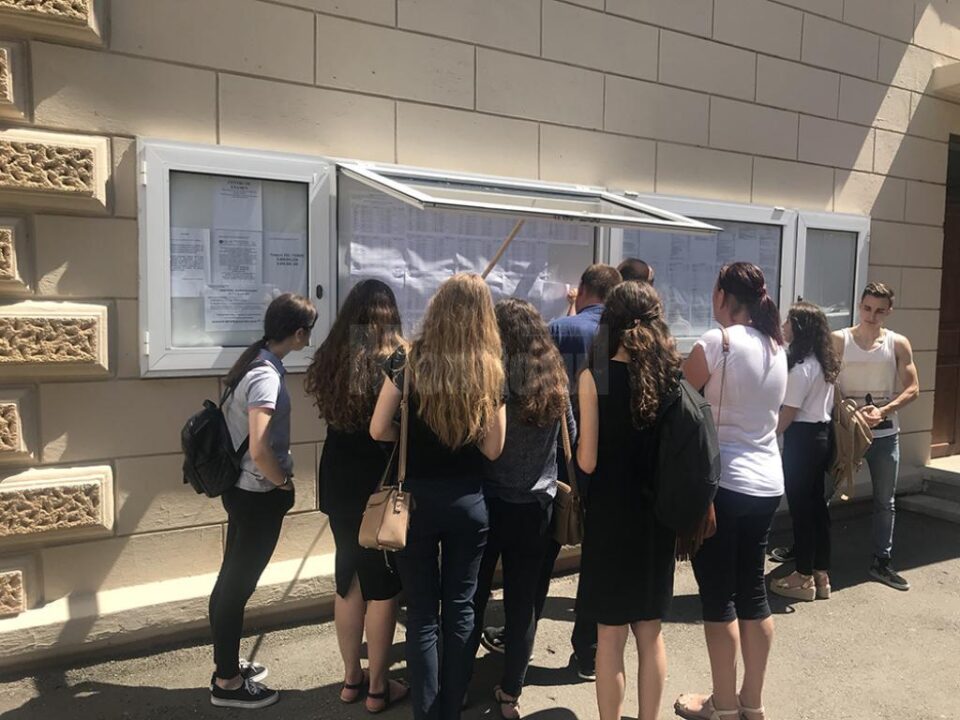 Elevii au așteptat cu emoție afișarea rezultatelor