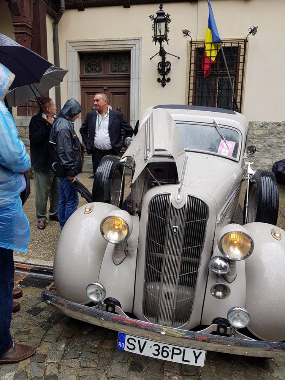 Mașina americană, cu șapte locuri, a ajuns la colecționarul din Fălticeni după ce a stat aproape 50 de ani într-un garaj din Belgia
