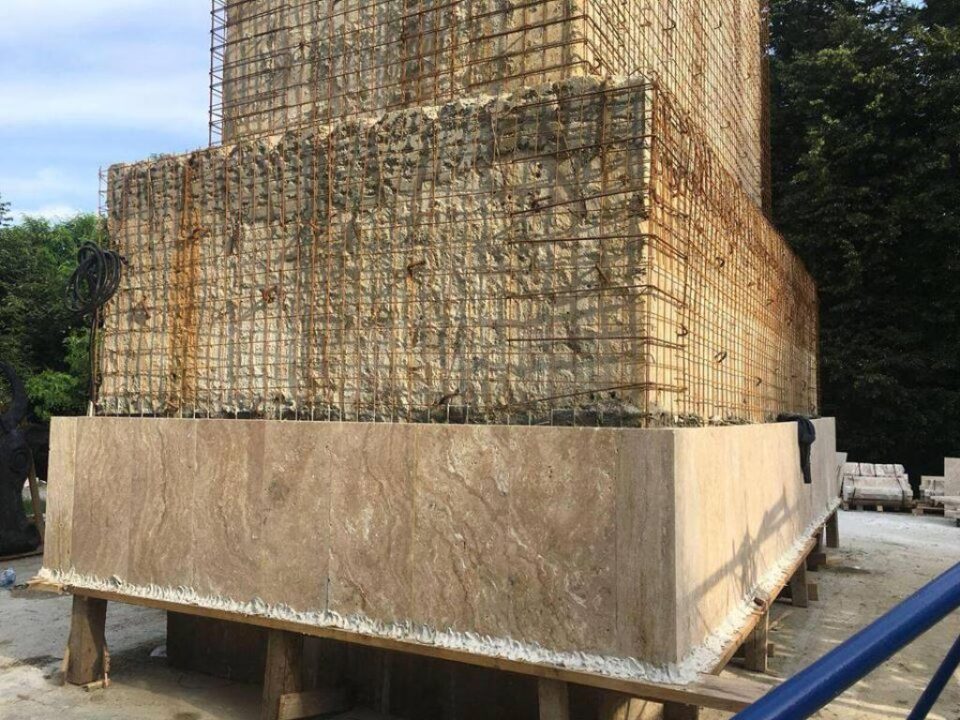 Placarea cu travertin a soclului statuii ecvestre