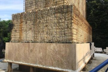 Placarea cu travertin a soclului statuii ecvestre